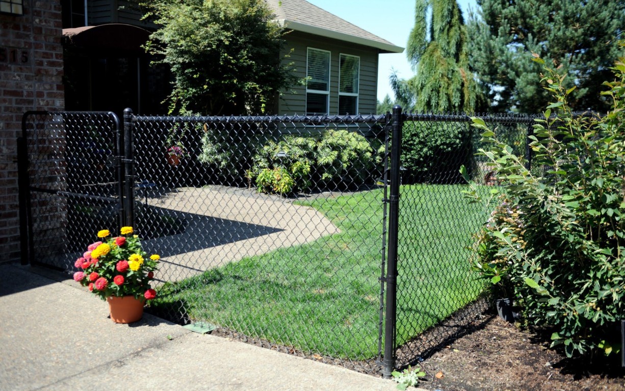 Chain-link fence installation in Palm Springs, California
